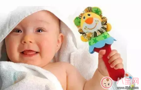 一個(gè)月寶寶怎么做聽(tīng)覺(jué)訓(xùn)練 新生兒寶寶怎么訓(xùn)練聽(tīng)覺(jué)能力 一個(gè)月寶寶怎么做聽(tīng)覺(jué)訓(xùn)練 新生兒寶寶怎么訓(xùn)練聽(tīng)覺(jué)能力