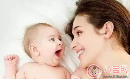 一個(gè)月寶寶怎么做聽(tīng)覺(jué)訓(xùn)練 新生兒寶寶怎么訓(xùn)練聽(tīng)覺(jué)能力 一個(gè)月寶寶怎么做聽(tīng)覺(jué)訓(xùn)練 新生兒寶寶怎么訓(xùn)練聽(tīng)覺(jué)能力