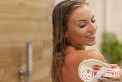 夏天運動后可以洗冷水澡嗎 運動后洗冷水還是熱水澡好 