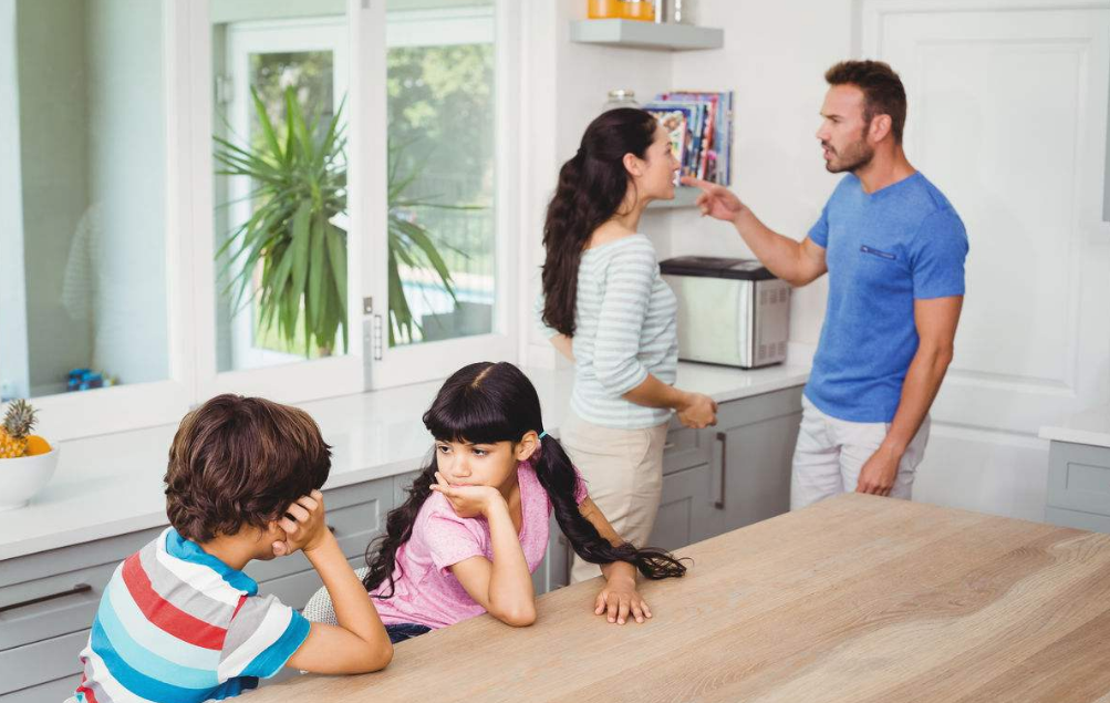 家長吵架會對孩子產生哪些影響 父母的語言暴力對孩子傷害有多大 家長吵架會對孩子產生哪些影響 父母的語言暴力對孩子傷害有多大