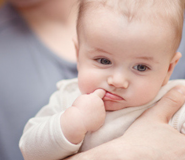 寶寶總吃手是餓了嗎 寶寶為什么喜歡吃手