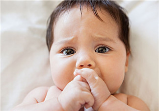 寶寶總吃手是餓了嗎 寶寶為什么喜歡吃手