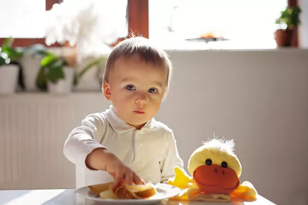 孩子看到陌生人喜歡躲起來是什么原因 孩子怕生是什么原因2018