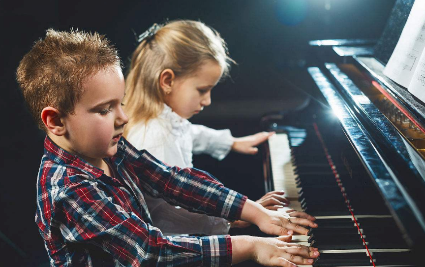 分享孩子彈琴的狀態(tài)的心情說說 描寫小孩坐著彈琴的表情以及動作的句子 分享孩子彈琴的狀態(tài)的心情說說 描寫小孩坐著彈琴的表情以及動作的句子