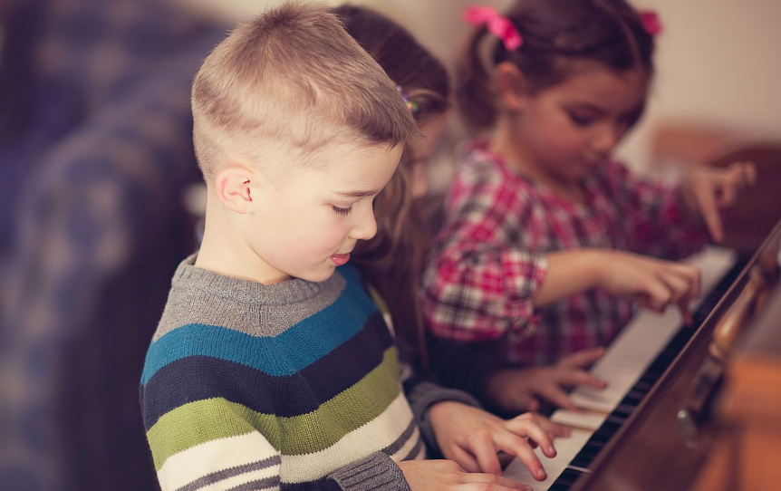 分享孩子彈琴的狀態(tài)的心情說說 描寫小孩坐著彈琴的表情以及動作的句子 分享孩子彈琴的狀態(tài)的心情說說 描寫小孩坐著彈琴的表情以及動作的句子