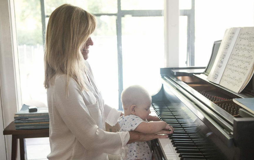 分享孩子彈琴的狀態(tài)的心情說說 描寫小孩坐著彈琴的表情以及動作的句子 分享孩子彈琴的狀態(tài)的心情說說 描寫小孩坐著彈琴的表情以及動作的句子