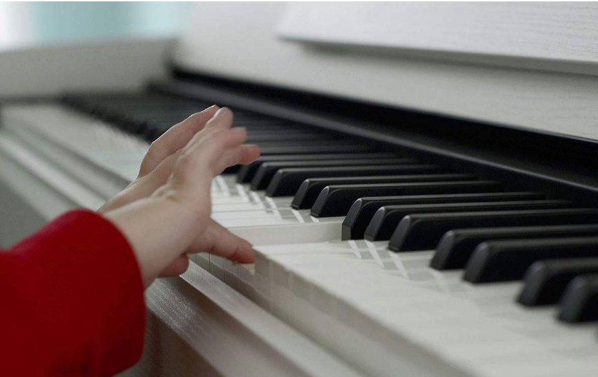 分享孩子彈琴的狀態(tài)的心情說說 描寫小孩坐著彈琴的表情以及動作的句子 分享孩子彈琴的狀態(tài)的心情說說 描寫小孩坐著彈琴的表情以及動作的句子