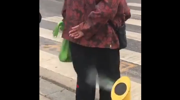 在哪過馬路闖紅燈會被水噴 過馬路被水噴是什么體驗(yàn) 在哪過馬路闖紅燈會被水噴 過馬路被水噴是什么體驗(yàn)