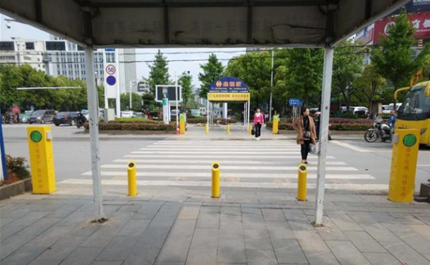 在哪過馬路闖紅燈會被水噴 過馬路被水噴是什么體驗(yàn) 在哪過馬路闖紅燈會被水噴 過馬路被水噴是什么體驗(yàn)