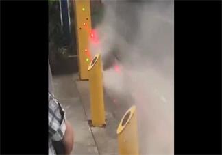 在哪過馬路闖紅燈會被水噴 過馬路被水噴是什么體驗(yàn) 在哪過馬路闖紅燈會被水噴 過馬路被水噴是什么體驗(yàn)