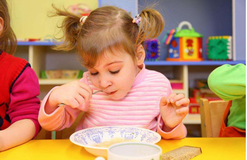孩子在幼兒園總是挑食怎么辦 幼兒園里孩子不好好吃飯老師如何做