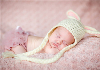 為什么寶寶常在喝奶時睡著 如何幫助寶寶醒來保持清醒