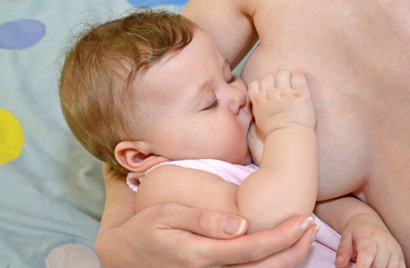 為什么寶寶常在喝奶時睡著 如何幫助寶寶醒來保持清醒