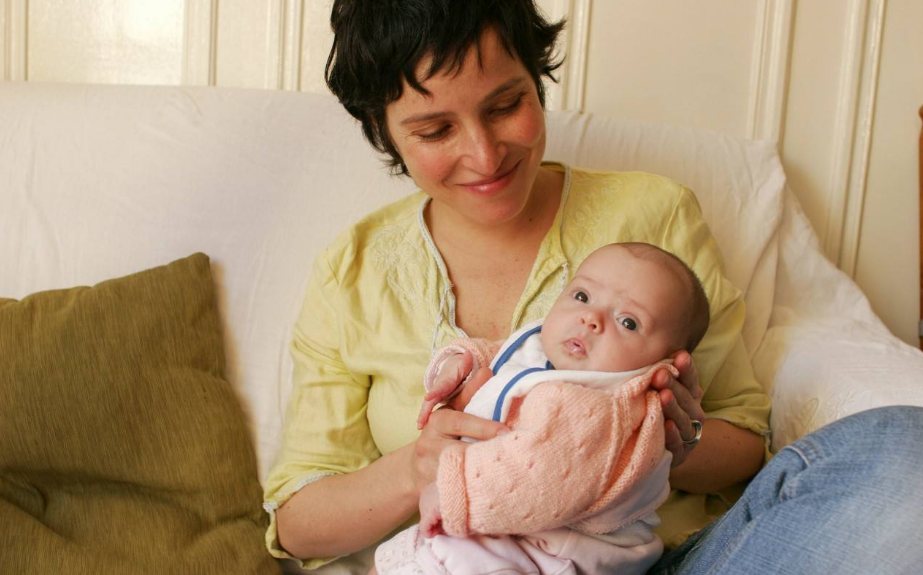 給寶寶拍嗝有什么技巧 2018寶寶打嗝安撫方法 給寶寶拍嗝有什么技巧 2018寶寶打嗝安撫方法