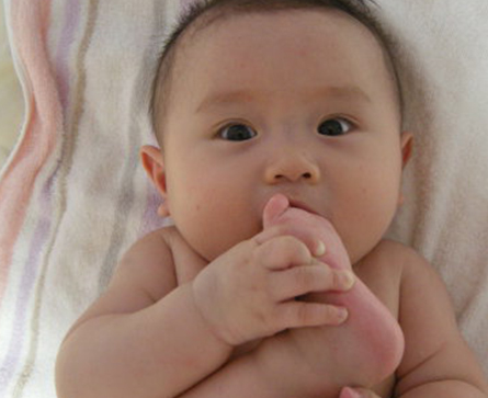 寶寶吃腳丫的說說朋友圈 寶寶啃腳丫照片配文字