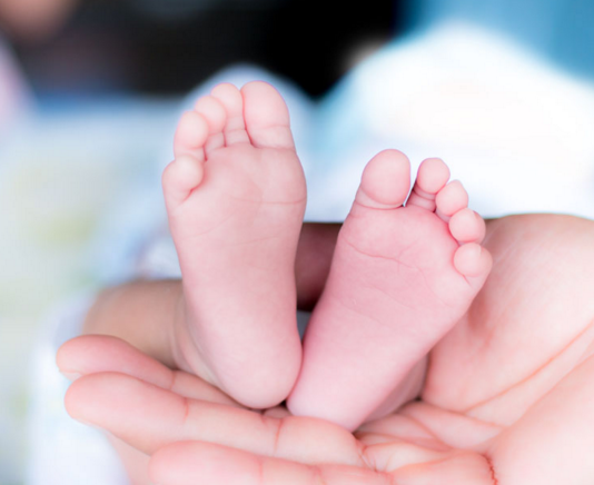 寶寶吃腳丫的說說朋友圈 寶寶啃腳丫照片配文字