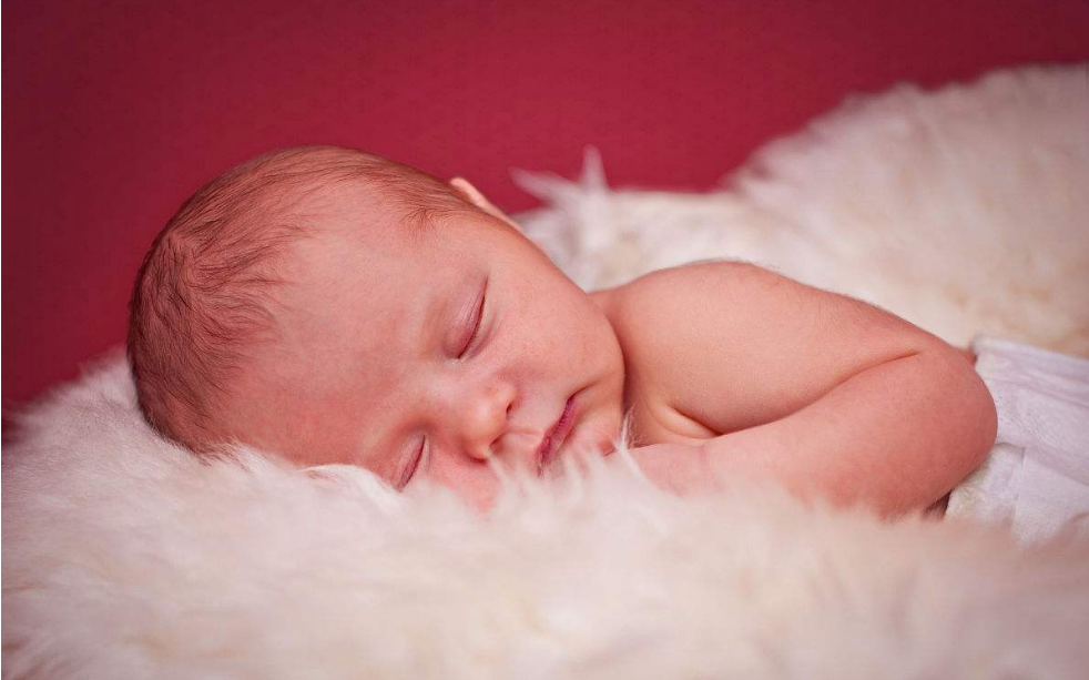 六個月大的寶寶應該睡幾個小時 如何制定四到六月嬰兒睡覺時間表