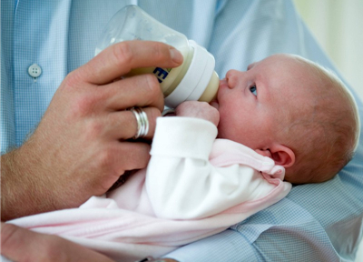 嬰兒吃奶笑是吃飽了嗎 怎么判斷寶寶吃飽了 嬰兒吃奶笑是吃飽了嗎 怎么判斷寶寶吃飽了