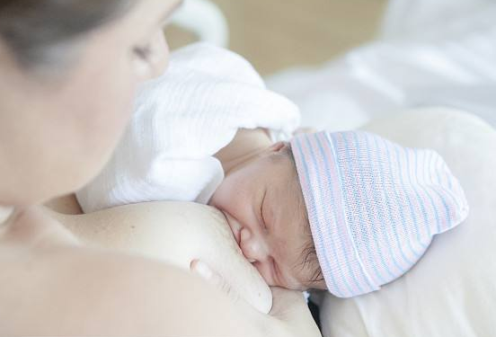 嬰兒吃奶笑是吃飽了嗎 怎么判斷寶寶吃飽了 嬰兒吃奶笑是吃飽了嗎 怎么判斷寶寶吃飽了