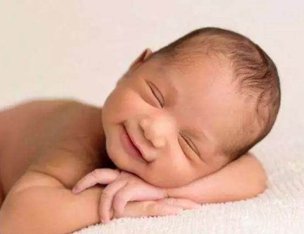 為什么寶寶睡覺會咧著嘴 寶寶睡覺咧嘴笑正不正常 為什么寶寶睡覺會咧著嘴 寶寶睡覺咧嘴笑正不正常