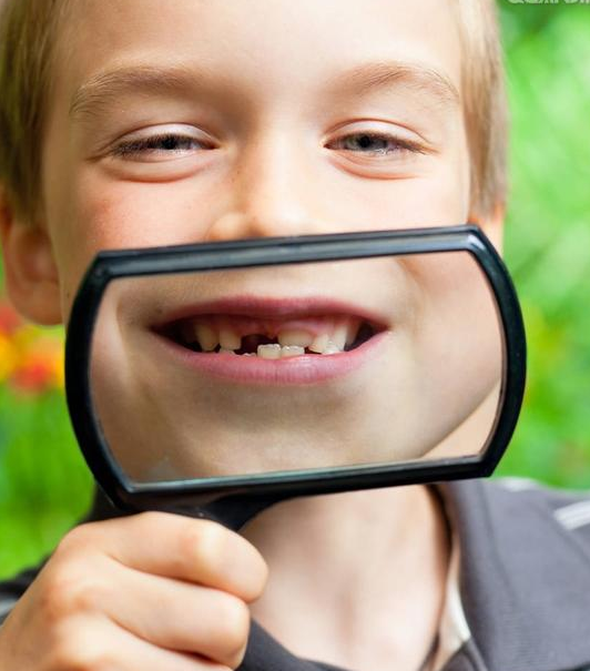 乳牙松動要拔掉嗎 孩子牙齒松動多久會掉 乳牙松動要拔掉嗎 孩子牙齒松動多久會掉