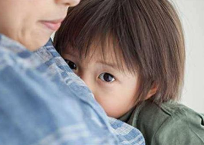 帶寶寶串門不愿意喊人怎么教育 6歲寶寶不喜歡喊人怎么辦2018 帶寶寶串門不愿意喊人怎么教育 6歲寶寶不喜歡喊人怎么辦2018