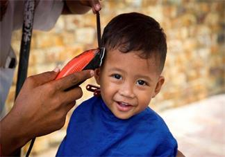 給孩子剃頭可以預(yù)防痱子嗎 2018孩子剃頭相關(guān)問(wèn)題解答