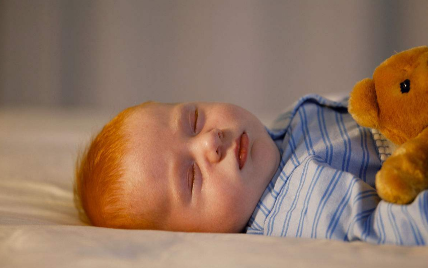 孩子睡著了之后放下就醒怎么辦 孩子落地醒解決方法