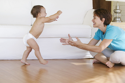 怎么教一歲寶寶學走路 訓練寶寶走路的方法技巧 怎么教一歲寶寶學走路 訓練寶寶走路的方法技巧