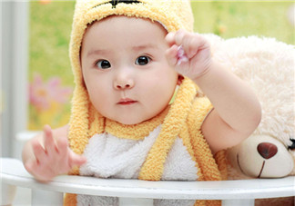 嬰兒長痱子可以曬太陽嗎 寶寶長痱子曬太陽會怎樣 嬰兒長痱子可以曬太陽嗎 寶寶長痱子曬太陽會怎樣