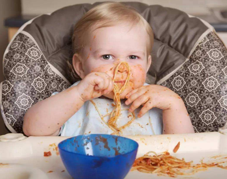 孩子吃飯邊吃邊玩怎么辦2018 怎樣改變孩子邊玩邊吃習慣