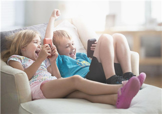 孩子使用電子產品好不好 該不該讓下孩子過早接觸網絡科技 孩子使用電子產品好不好 該不該讓下孩子過早接觸網絡科技