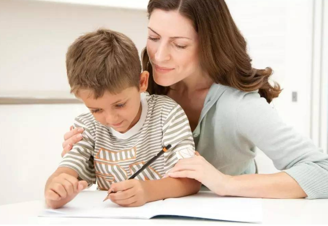 怎么讓孩子自覺寫作業 陪孩子寫作業的感受體驗 怎么讓孩子自覺寫作業 陪孩子寫作業的感受體驗