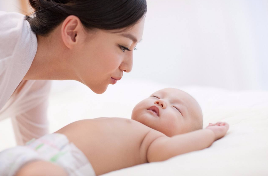 天氣熱穿紙尿褲會紅屁股 天氣熱了寶寶還要穿紙尿褲嗎 