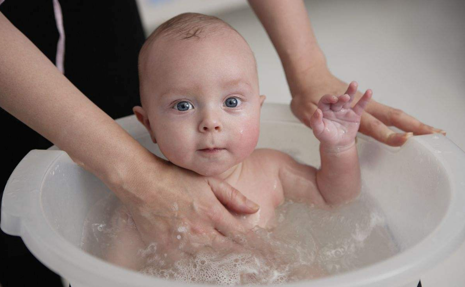 往孩子洗澡水里滴去痱水有用嗎 寶寶洗澡水能不能加去痱產品 往孩子洗澡水里滴去痱水有用嗎 寶寶洗澡水能不能加去痱產品