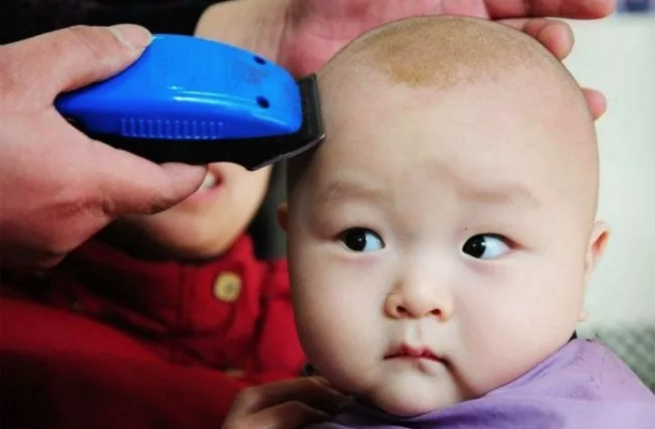 林志穎老婆怎么用手機(jī)讓雙胞胎聽話 寶寶理發(fā)哭鬧怎么辦