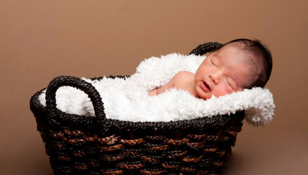 讓寶寶睡大床還是睡小床 小寶寶跟大人睡好還是睡嬰兒床好