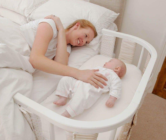 讓寶寶睡大床還是睡小床 小寶寶跟大人睡好還是睡嬰兒床好