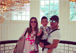 應采兒陳小春帶Jasper重游結婚地照片 如何給孩子最好的是陪伴