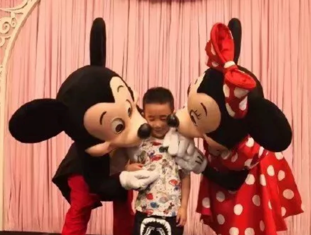 應采兒陳小春帶Jasper重游結婚地照片 如何給孩子最好的是陪伴