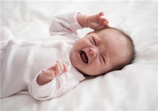 寶寶睡覺愛哭鬧怎么辦 寶寶睡前為什么要哭鬧