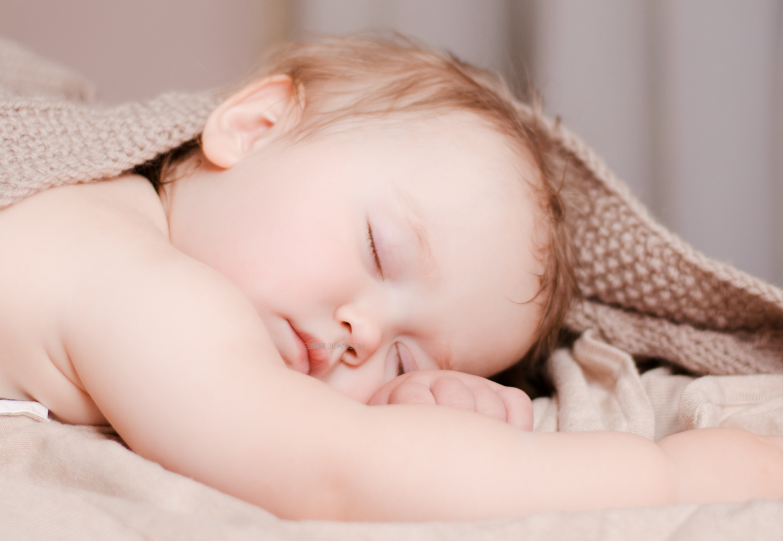 開燈睡覺真的會(huì)讓寶寶性早熟嗎 晚上寶寶開燈睡覺危害大