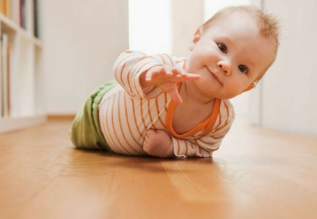 怎樣教九個月寶寶爬行 引導(dǎo)寶寶爬行的方法和技巧 怎樣教九個月寶寶爬行 引導(dǎo)寶寶爬行的方法和技巧