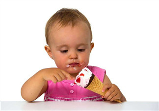 夏天幼兒能吃冰淇淋嗎 2018夏季如何給寶寶消暑