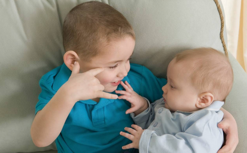 寶寶是如何運(yùn)用肢體語(yǔ)言的 如何教寶寶學(xué)會(huì)用肢體語(yǔ)言