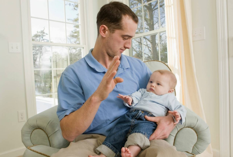 寶寶是如何運(yùn)用肢體語(yǔ)言的 如何教寶寶學(xué)會(huì)用肢體語(yǔ)言