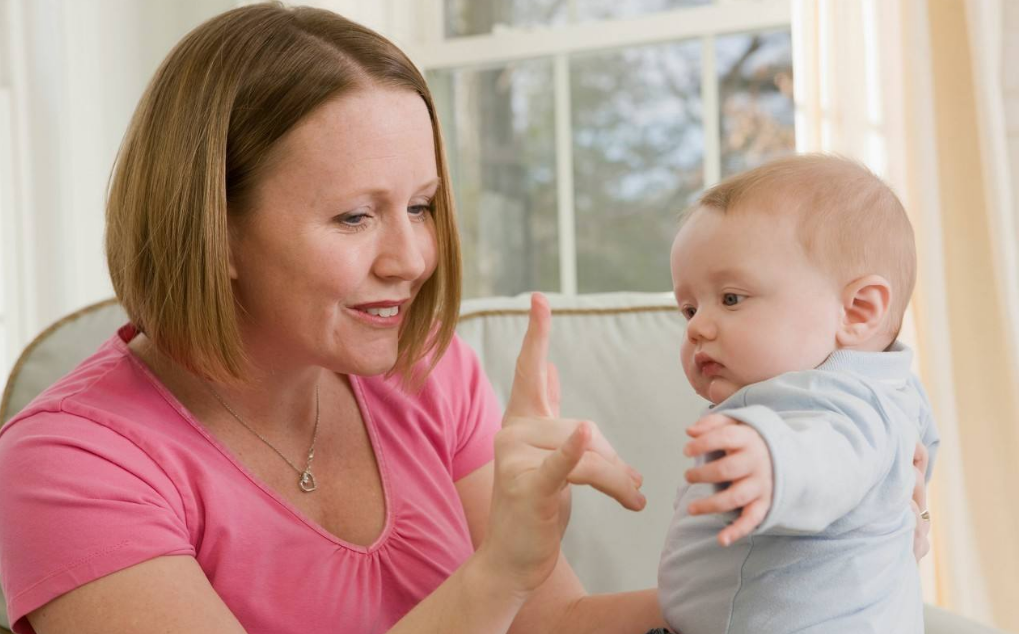 寶寶是如何運(yùn)用肢體語(yǔ)言的 如何教寶寶學(xué)會(huì)用肢體語(yǔ)言