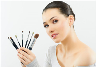 哺乳期可以化妝嗎 哺乳期過(guò)多久后可以化妝 哺乳期可以化妝嗎 哺乳期過(guò)多久后可以化妝