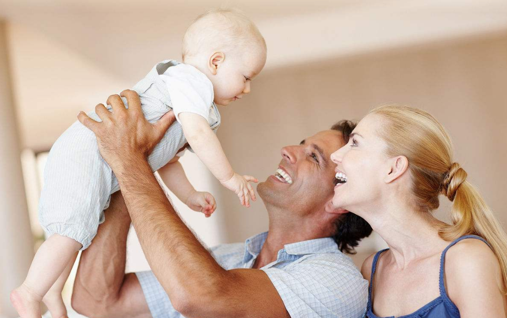 2018年屬狗男孩命中缺金缺水起什么名字合適 男寶寶缺金缺水如何取名