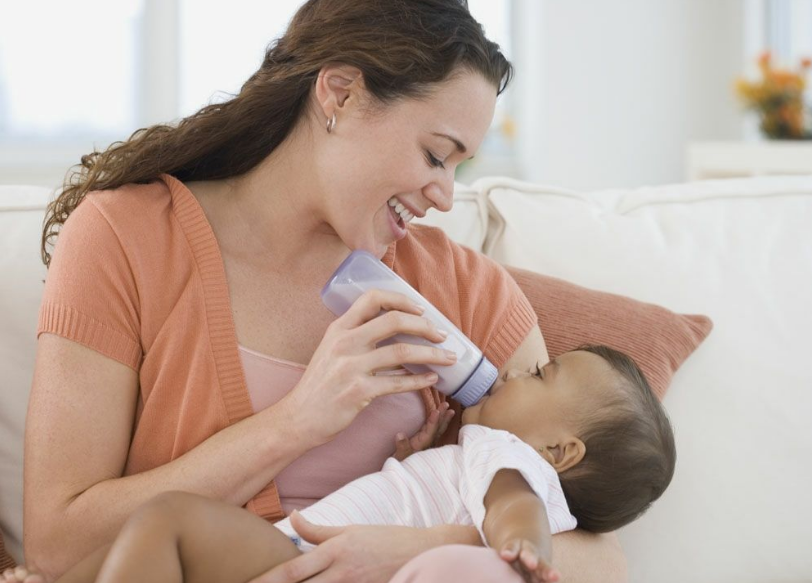 斷夜奶的寶寶總是哭還要斷嗎 斷夜奶孩子哭的厲害怎么辦